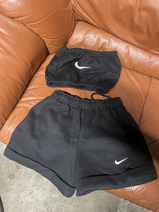 Naiste topp Nike lühikeste pükstega (1 foto / 1)