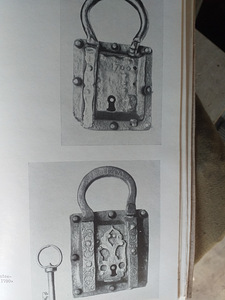Книга (3 фото из 3)