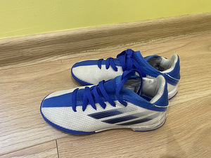 Кроссовки adidas (1 фото из 2)