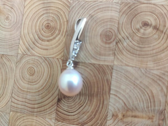 Silver pearl pendant