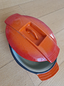 Чугунная кастрюля 3л новая. (1 фото из 2)