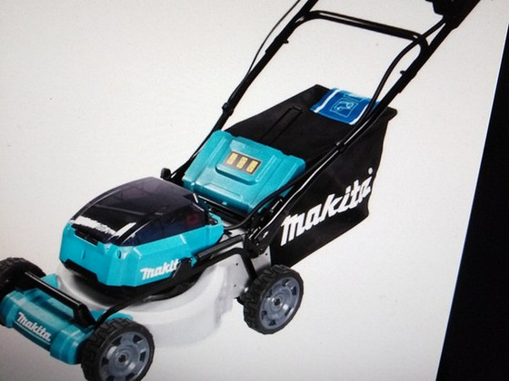 Аккумуляторная газонокосилка Makita самоходная DLM462