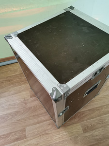 Kast muusikavarustuse jaoks (4 foto / 8)
