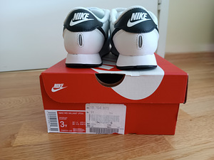 Новые ботинки Nike s.35 (2 фото из 3)
