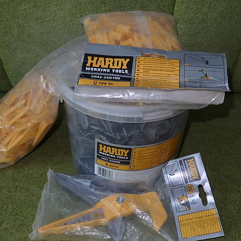 Kiilud ja ankrud plaatide tasandamiseks/2mm Hard 400-200 tk.
