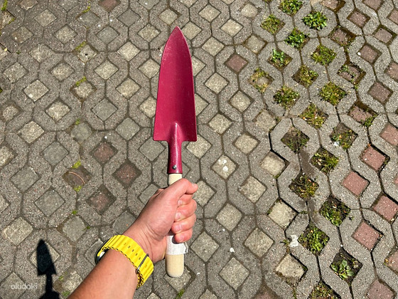 Puidust käepidemega maandumiskühvel.