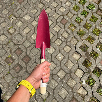 Puidust käepidemega maandumiskühvel.