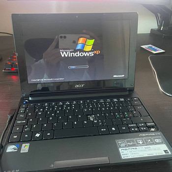 Acer Aspire One D255E 10.1" Mini Screen Powers On