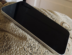 iPhone 14 плюс старлайт 256 Гб (2 фото из 4)