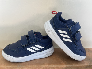 Кроссовки adidas (1 фото из 4)