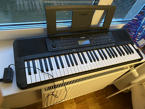 Синтезатор Yamaha PSR-E273 (3 фото из 5)