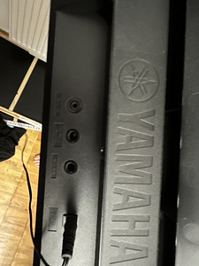Синтезатор Yamaha PSR-E273 (5 фото из 5)