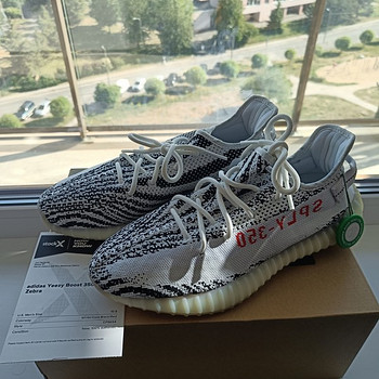 Adidas Yeezy 350V2 Zebra 10.5US/10UK/44⅔EUR 100% ORIGINAL