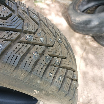 Продам зимнюю резину 205/65R15.