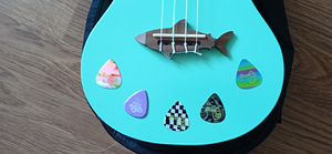 Ukulele, 6 kirka ja ümbris (1 foto / 2)