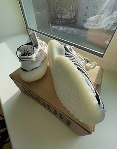 Yeezy Boost 350 V2 Зебра (1 фото из 4)