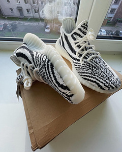 Yeezy Boost 350 V2 Зебра (3 фото из 4)