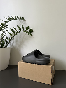 Adidas Yeezy slide onyx (1 фото из 1)