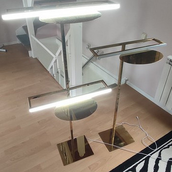 Два стенда из латуни с led подсветкой.