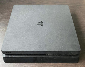 Sony PlayStation 4 (1 фото из 3)