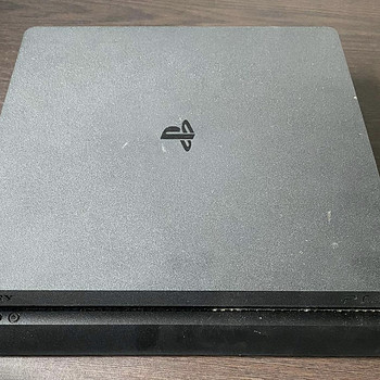 Sony PlayStation 4 + mäng Fifa 18