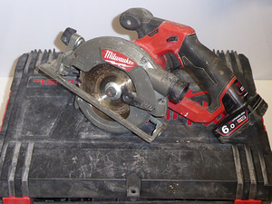 Akuketassaag Milwaukee M12 FUEL CCS44-402C (4 foto / 5)