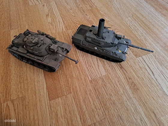 Tankide plastmudelid ja laevamudel