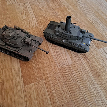 Tankide plastmudelid ja laevamudel