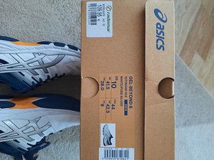 Кроссовки asics (1 фото из 4)