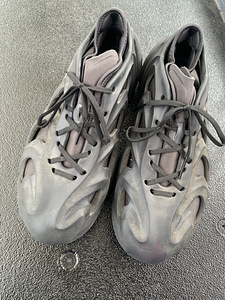 Adidas Yeezy (3 фото из 3)