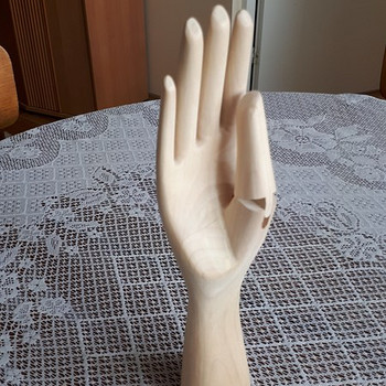 Puidust KÄSI, elusuuruses, käsitöö, pöial liigub