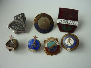 Набор редких значков начиная с 1933 года (1 фото из 7)