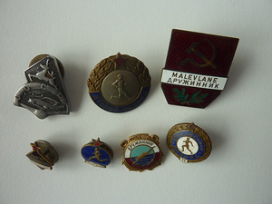 Набор редких значков начиная с 1933 года (2 фото из 7)