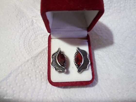 Серебряные серьги с камнем гранат.
