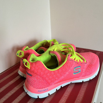 Skechersi tossud
