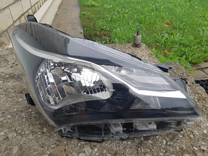 Toyota yaris parem esituli. (1 foto / 2)