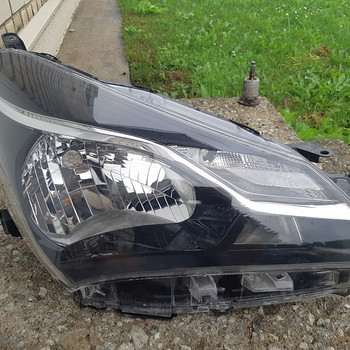 Toyota yaris parem esituli.