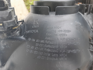 Toyota yaris parem esituli. (2 foto / 2)