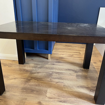 Tugev ja raske laud 115 x 80. Kõrgus 72 cm. Asub Tallinna ke