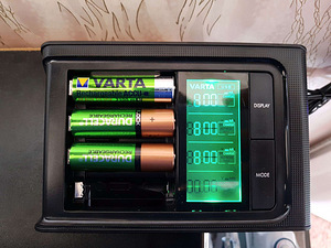 Зарядное устройство vARTA LCD Smart Charger (1 фото из 2)