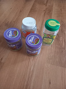 Annan tasuta 3 klaasist purki ja 1 plastmassist purk. (1 foto / 1)