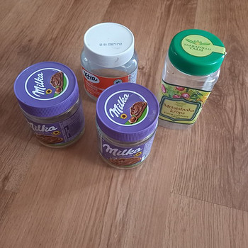 Annan tasuta 3 klaasist purki ja 1 plastmassist purk.