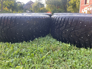 VW 17" 5x112 originaalveljed naastrehvidega (2 фото из 5)