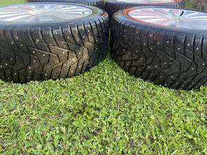 VW 17" 5x112 originaalveljed naastrehvidega (3 фото из 5)