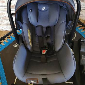 Автокресло joie с базой isofix, можно наклонить.