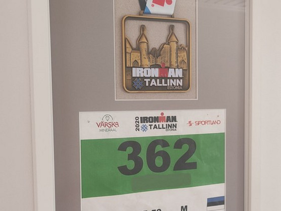 IRONMAN medali ja numbri raamimine
