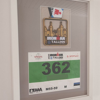 IRONMAN medali ja numbri raamimine