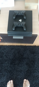 PlayStation 4 PRO heas korras kaks juhtkangi (1 foto / 2)