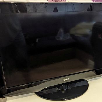 LG 32LH2000 с пультом ДУ.