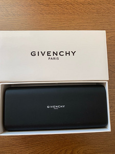 Givenchy (2 foto / 3)